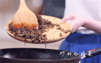 【梅菜烧肉】倒入梅菜