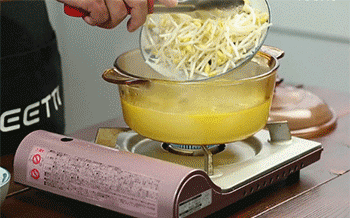 【鸡汁回卤干】加入豆芽和木耳