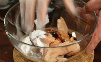 【老北京鸡肉卷】搅拌腌制