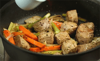 【红酒烩牛肉】倒入红酒