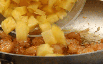 【菠萝虾球】放菠萝和黄瓜