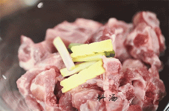 【香菇二仁小排】放调料
