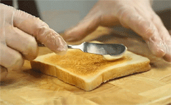 【总汇三明治】刷上沙拉酱