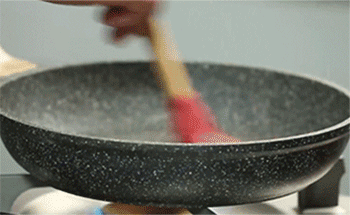 【老北京鸡肉卷】锅刷油