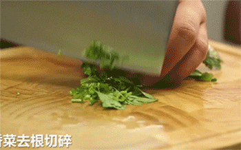 【香菜豆腐羹】香菜切碎