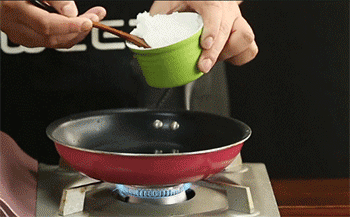 【香酥鸭腿】放入糖