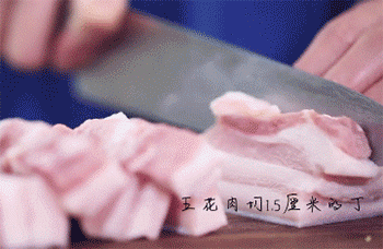 【梅菜烧肉】切五花肉