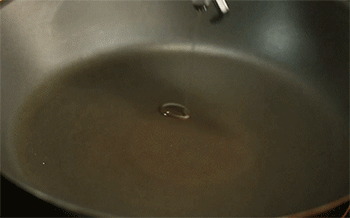 【番茄鲜虾海参盅】热锅起油