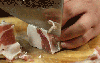 【芦蒿炒咸肉】咸肉切片