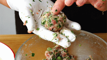 【香椿爆浆芝士炸肉丸】搓圆球放芝士