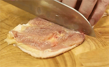 【黑椒汁煎鸡排】鸡肉切块