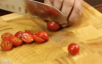 【培根炒通心粉】圣女果切开