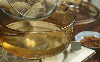 【姜醋猪脚蛋】猪脚入锅