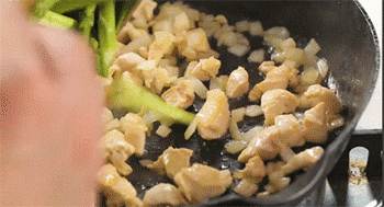 【鸡肉蘑菇笔尖面】放芦笋和香菇