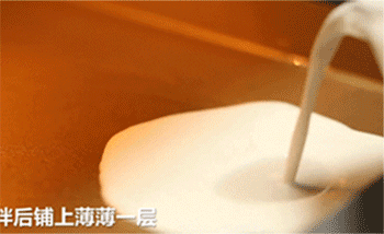 【虾仁肠粉】倒入面糊