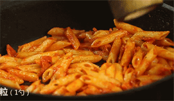 【培根炒通心粉】调味