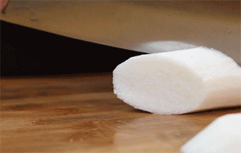 【爽口山药炒木耳】山药切片