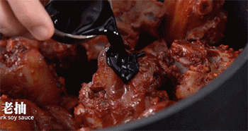 【南乳莲藕焖猪手】放老抽和酒