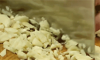 【蒜泥小龙虾】大蒜切末