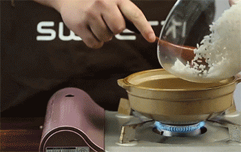 【腊味煲仔饭】锅中下米