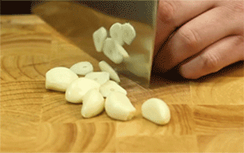 【麻辣水煮鱼】蒜切片