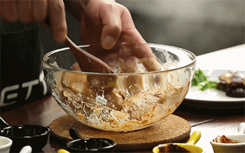 【菇香鸡中宝】搅拌腌制