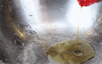 【韩式时蔬炒粉丝】爆香蒜末