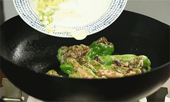 【虎皮椒酿肉】加入姜蒜片