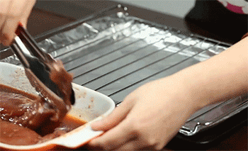 【梅酱蜜汁叉烧】猪肉装盘