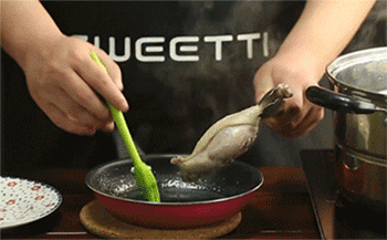 【香酥鸭腿】刷糖浆