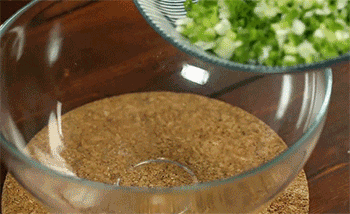 【白斩鸡腿】葱花调味