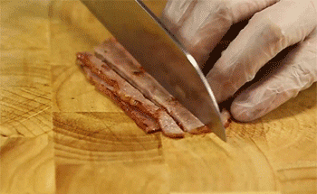 【土豆培根浓汤】培根切丁