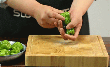 【虎皮椒酿肉】青椒去核