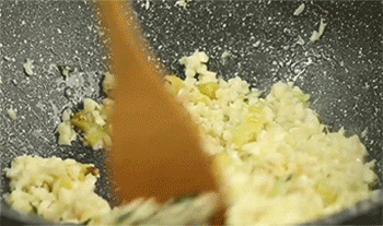 【蒜泥小龙虾】加入蒜末