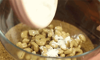 【香酥腰果】加入玉米淀粉