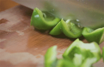 【炒肥牛】切青椒