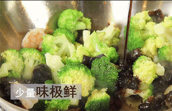 【蒜蓉虾仁西兰花】放调料