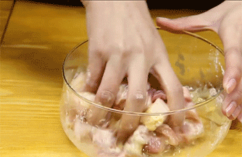 【香菠咕咾肉】搅拌腌制