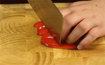 【菠萝咕咾肉】红椒切块