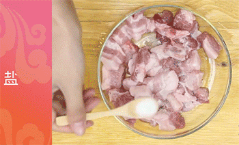 【香菠咕咾肉】放佐料