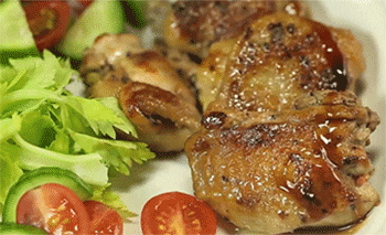 【黑椒汁煎鸡排】淋酱汁