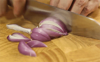 【黑椒汁煎鸡排】洋葱切条