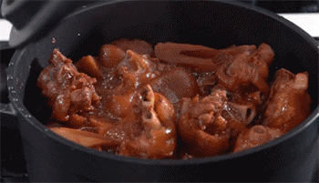 【南乳莲藕焖猪手】收汁起锅