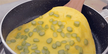 【芦笋蛋黄卷】翻面