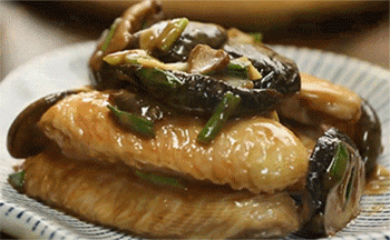 【菇香鸡中宝】加入青红椒