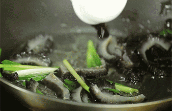 【葱烧海参】调味