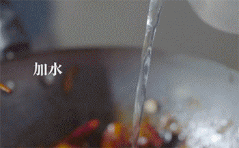 【土豆红烧肉】放入食材