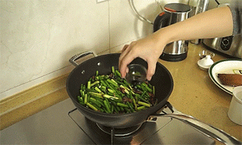 【蒜台炒肉】放酱油