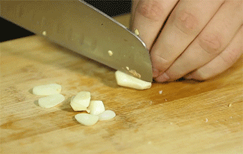 【干锅花菜】大蒜切片