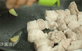 【茶树菇五花肉】倒入酱油